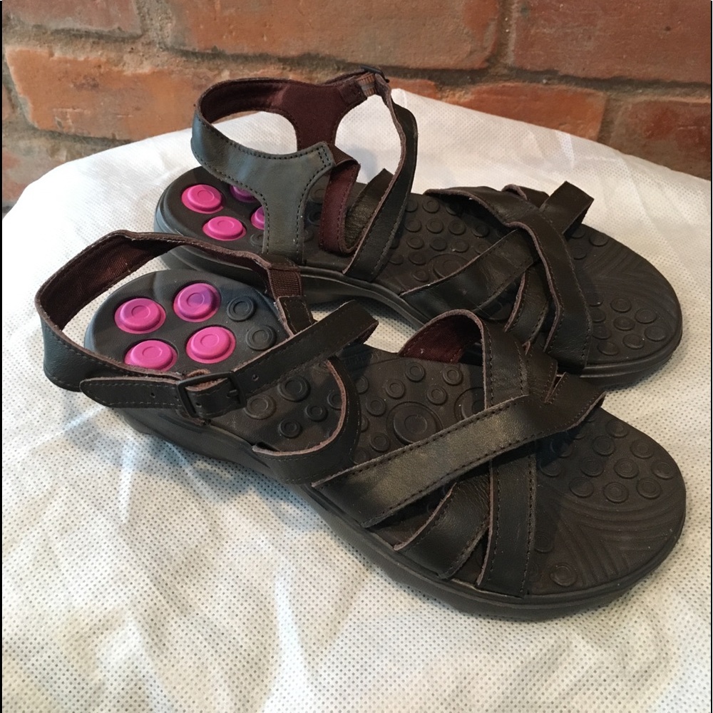 Sketchers on the go connect leather/foam sandals